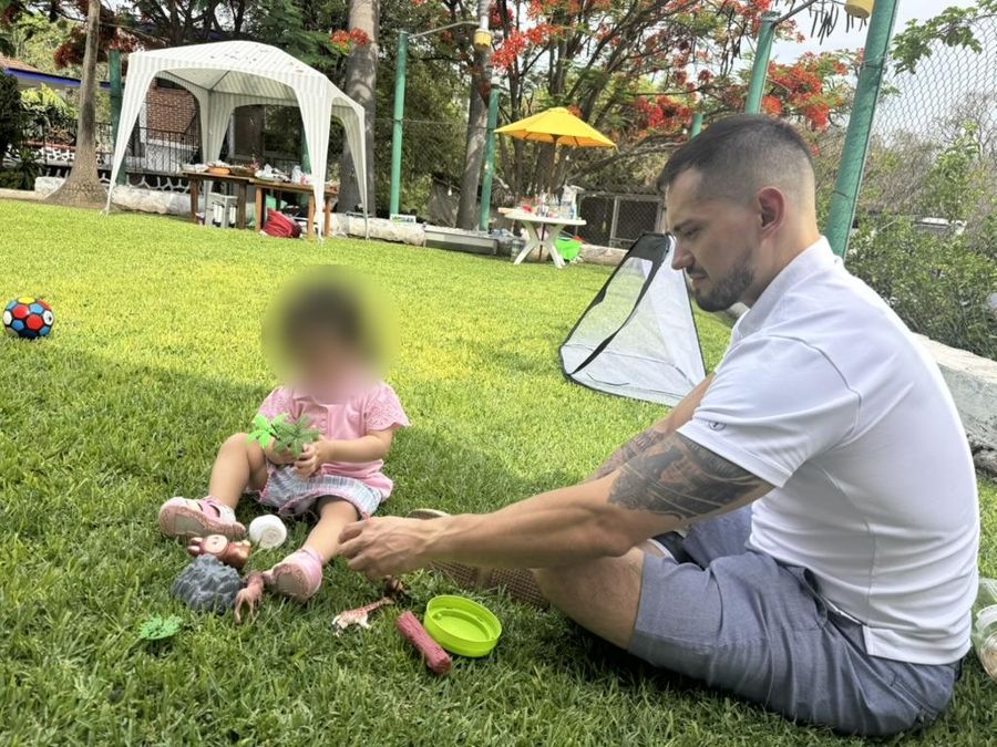 Fran jugando con su hija en un jardín