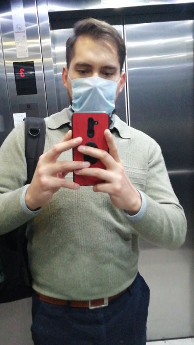 Fran en el elevador de la oficina
